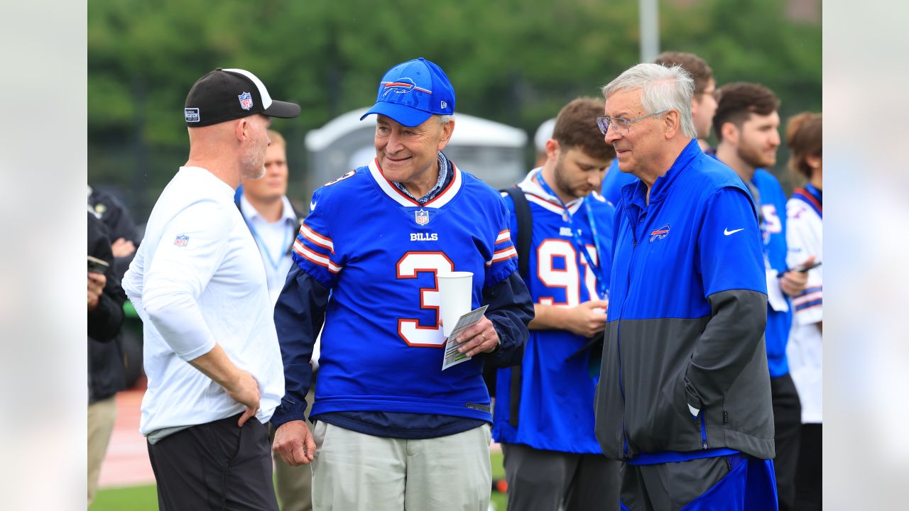 Buffalo Bills' Kyle Williams pulls on his jersey during an NFL football  training camp in Pittsford, N.Y., Sunday, July 31, 2011. (AP Photo/David  Duprey Stock Photo - Alamy