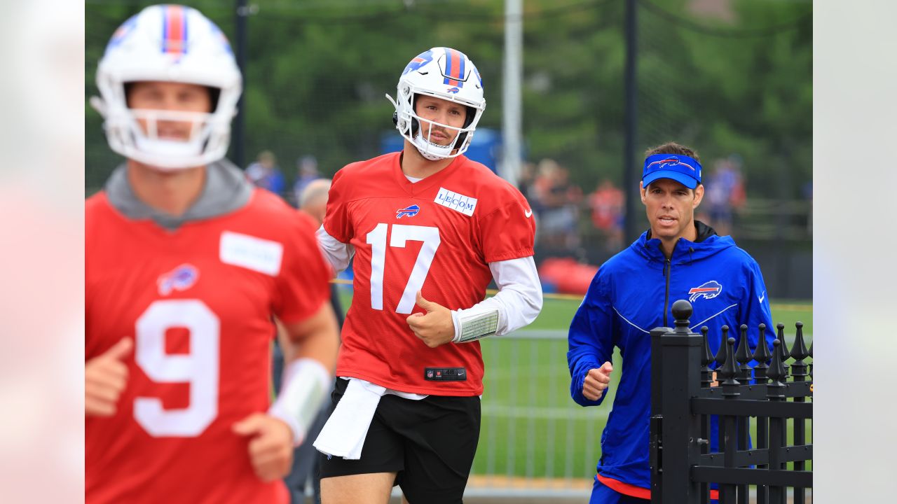 Buffalo Bills defensive tackle Kyle Williams (95) takes part in drills  during their NFL football training camp in Pittsford, N.Y., Tuesday, July  22, 2014. (AP Photo/Bill Wippert Stock Photo - Alamy