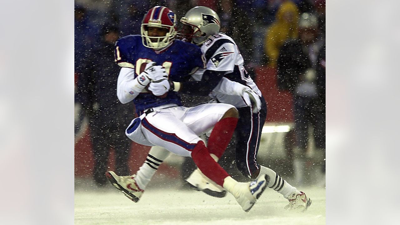 Buffalo Bills defensive tackle Kyle Williams (95) congratulates tight end  Nick O'Leary (84), after O'Leary scored a touchdown, during the first half  of an NFL football game against the Miami Dolph …