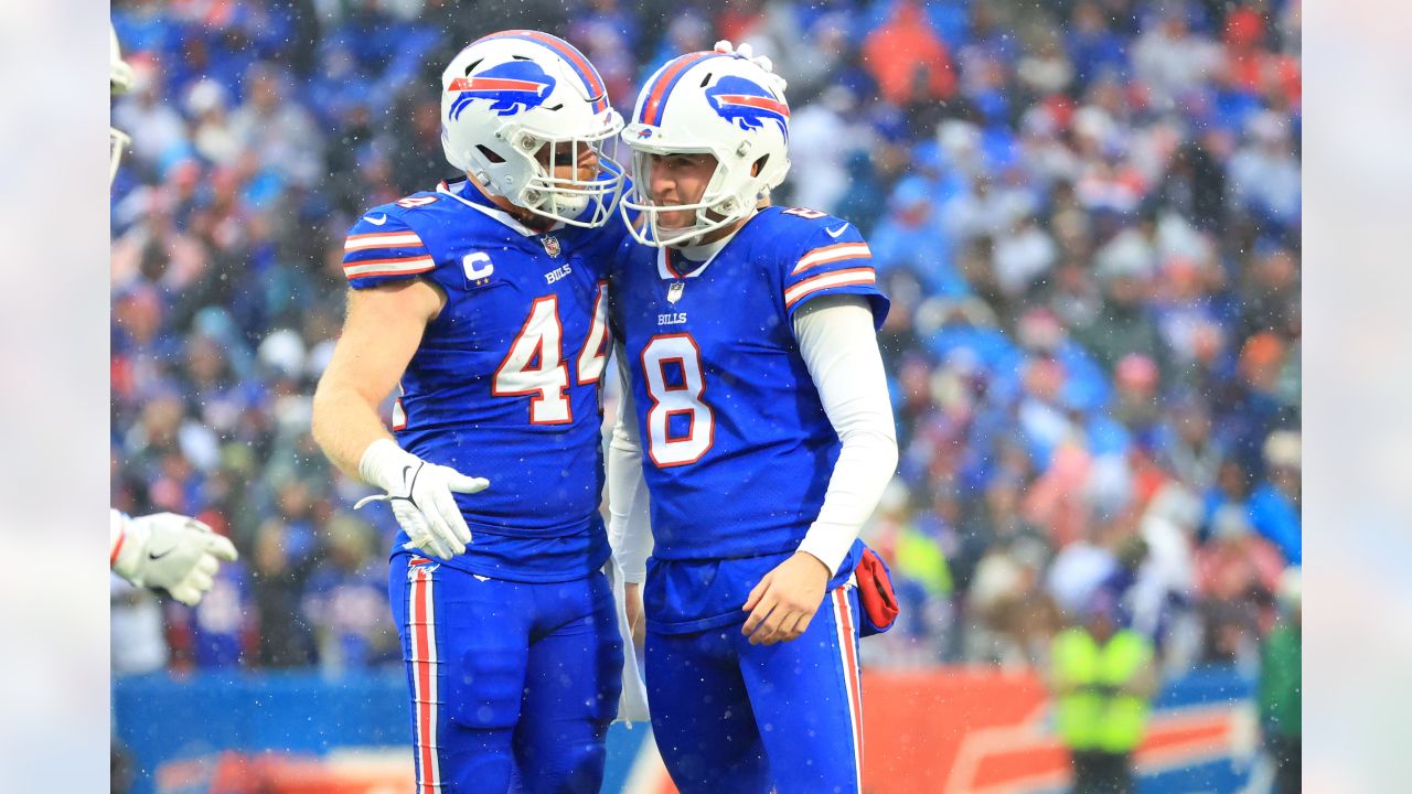 Buffalo Bills TE Dawson Knox wears Zubaz on team flight to Kansas City