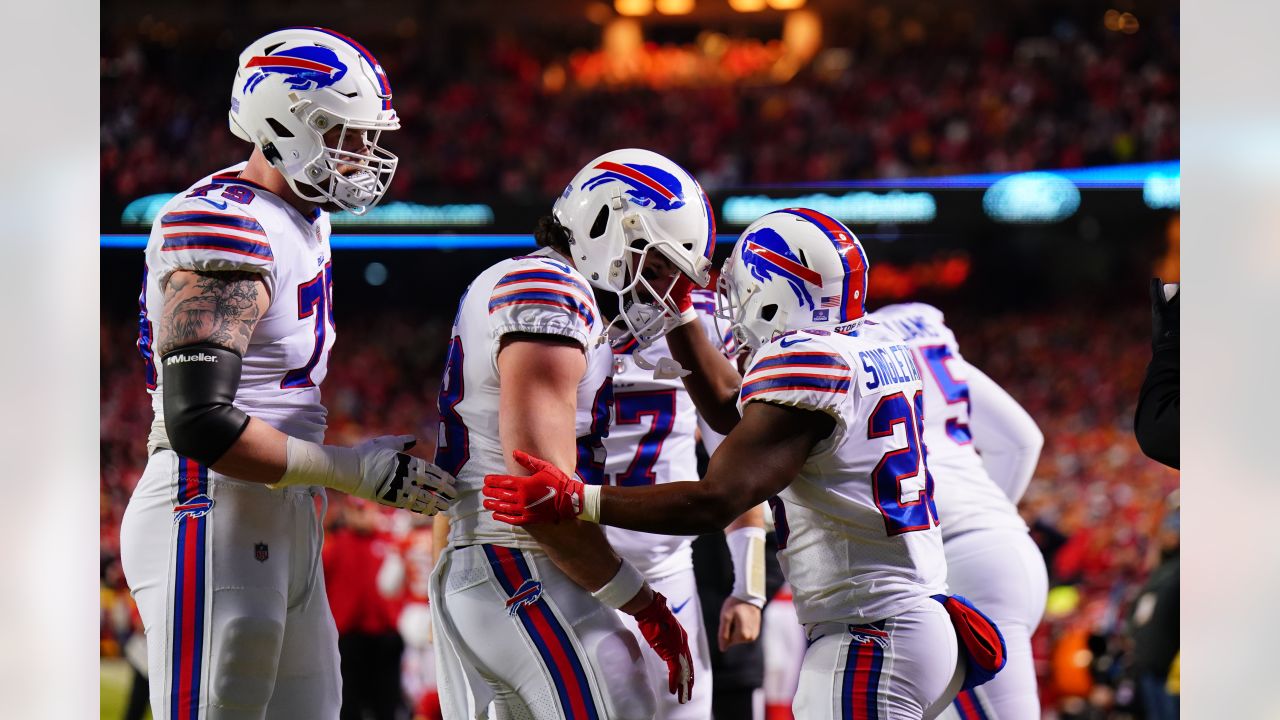 KANSAS CITY, MO - OCTOBER 16: Buffalo Bills center Mitch Morse (60)  communicates with his teammates during the game between the Kansas City  Chiefs and the Buffalo Bills on Sunday October 16