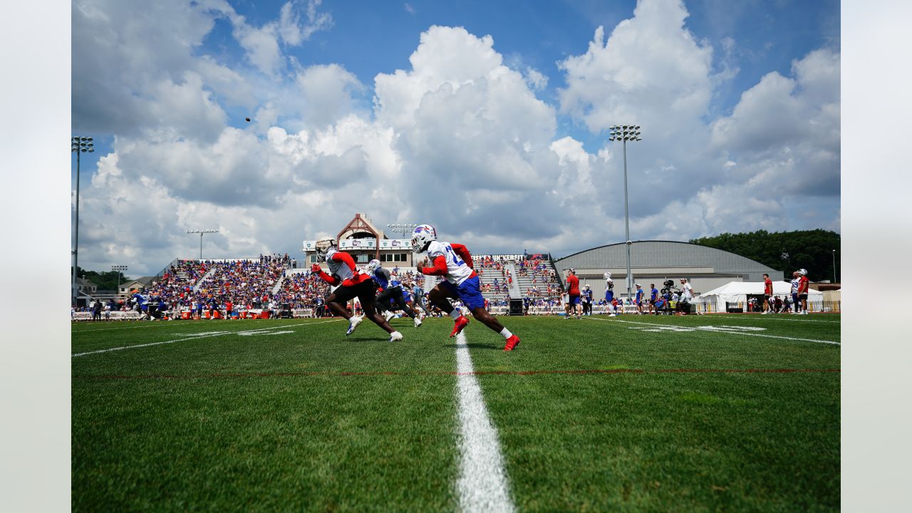 Buffalo Bills fullback, Westland grad Reggie Gilliam holds sports camp