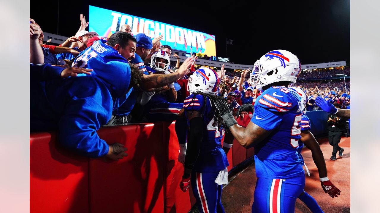 Hundreds of Bills Mafia members take over Nashville bars ahead of Monday  Night Football matchup with Titans (Watch) 