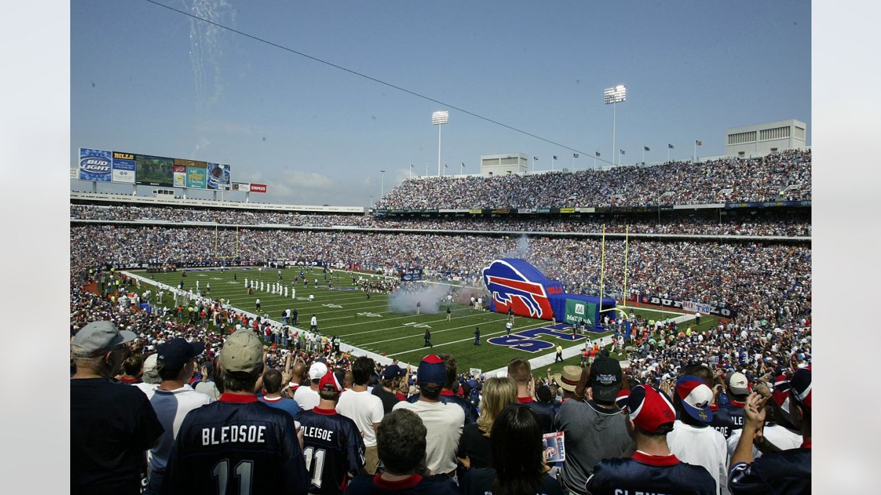 Linebacker Cornelius Bennett of the Buffalo Bills walks on the field  News Photo - Getty Images