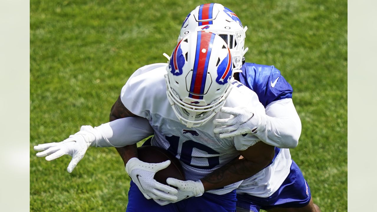 Which Buffalo Bill would win in a cage match?, cage, Hypothetical: Which Buffalo  Bill would win in a cage match? Bills FB Reggie Gilliam has the answer.  #BillsCamp