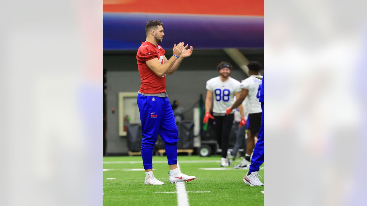 With airport closed, Bills spend Christmas Eve in Chicago after win