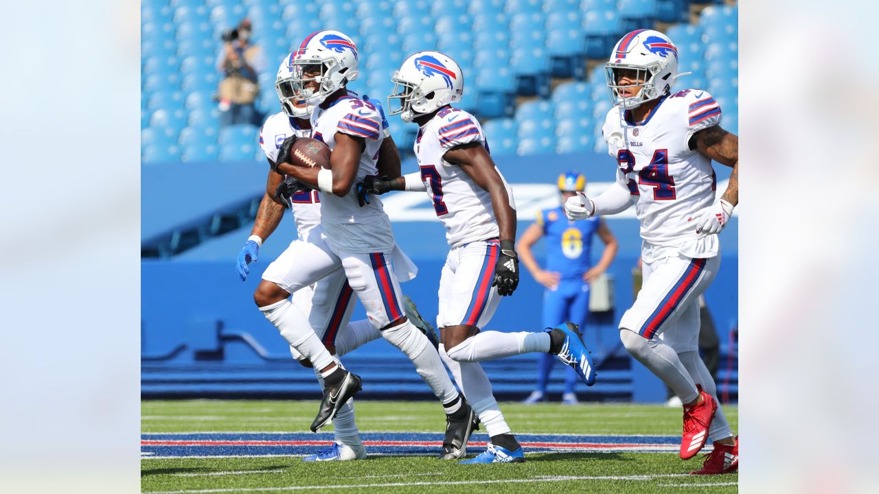 Bills hold on to beat Rams 35-32, improve to 3-0 on season