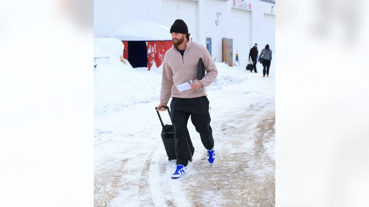 Police, team exec, fans helping Bills players get to airport during record  storm