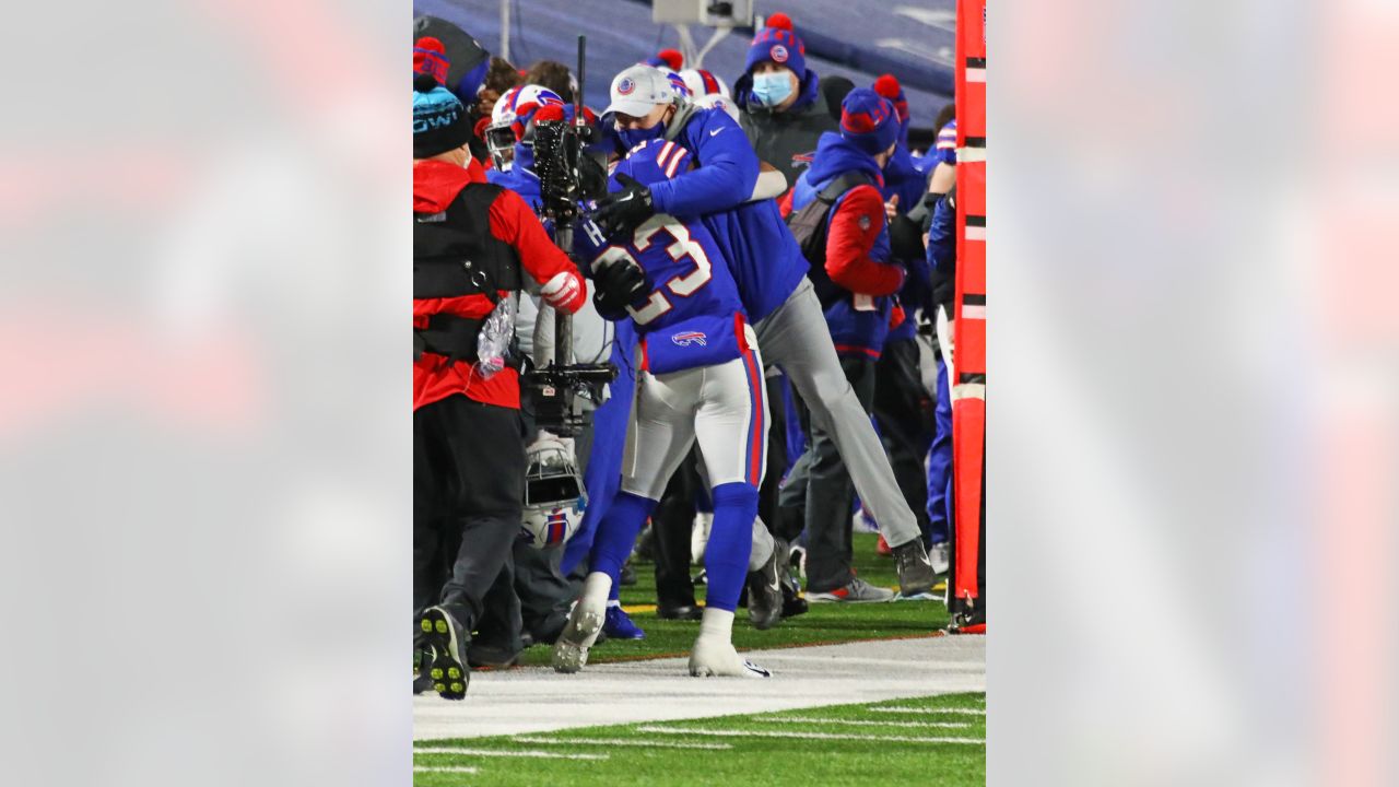 January 4, 2020: Buffalo Bills center Mitch Morse (60) prepares to