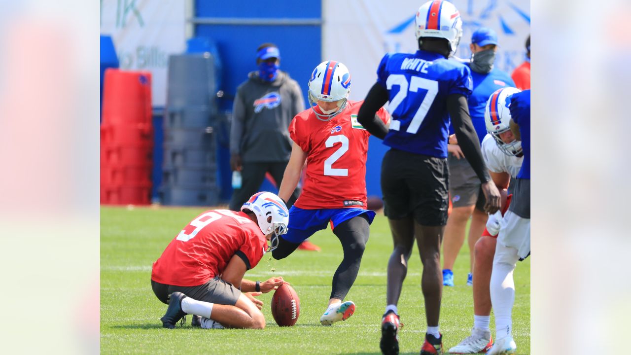 Jerry Hughes of Buffalo Bills confronts official after loss to Miami  Dolphins - ESPN