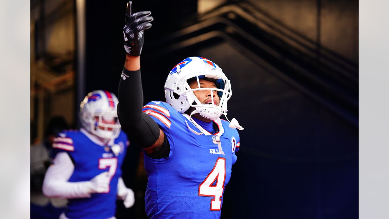 Bills' Damar Hamlin gets PFWA Halas Award for overcoming adversity