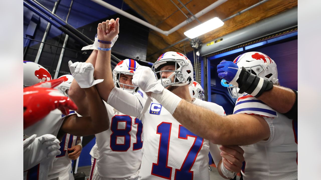 LOOK: Josh Allen, Buffalo Bills QB room dress as golfers for Halloween