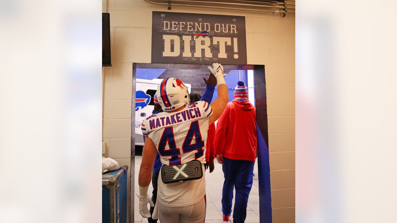 LOOK: Josh Allen, Buffalo Bills QB room dress as golfers for Halloween