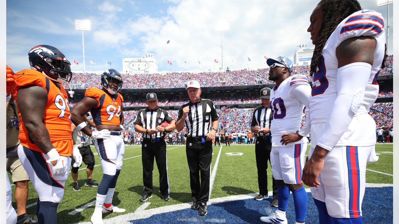 Denver Broncos, Buffalo Bills demonstrate during national anthem 