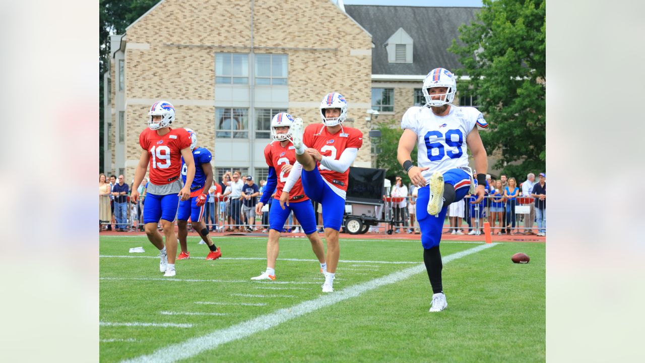 Buffalo Bills running back Duke Johnson (22) makes a catch during practice  at the NFL football team's training camp in Pittsford, N.Y., Monday July  25, 2022. (AP Photo/Joshua Bessex Stock Photo - Alamy