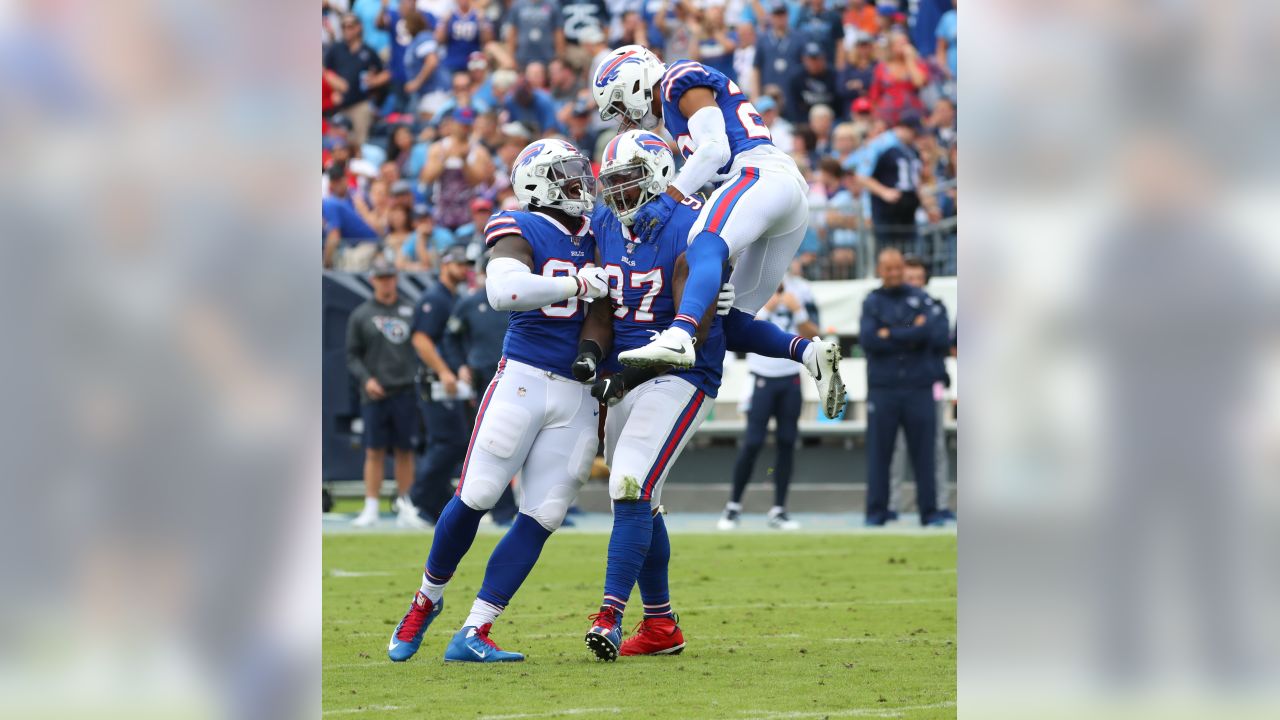 Shaq Lawson rocks Thurman Thomas Buffalo Bills jersey pre-game