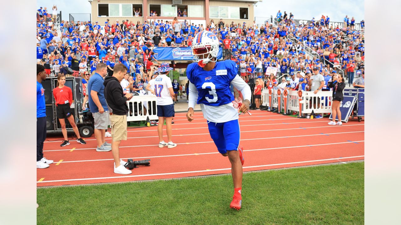 Damar Hamlin receives warm welcome from Bills fans at training camp