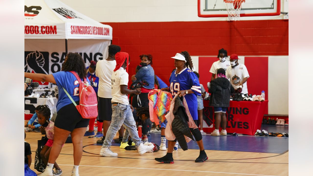 Tremaine Edmunds helps Buffalo's East Side kids get ready for back