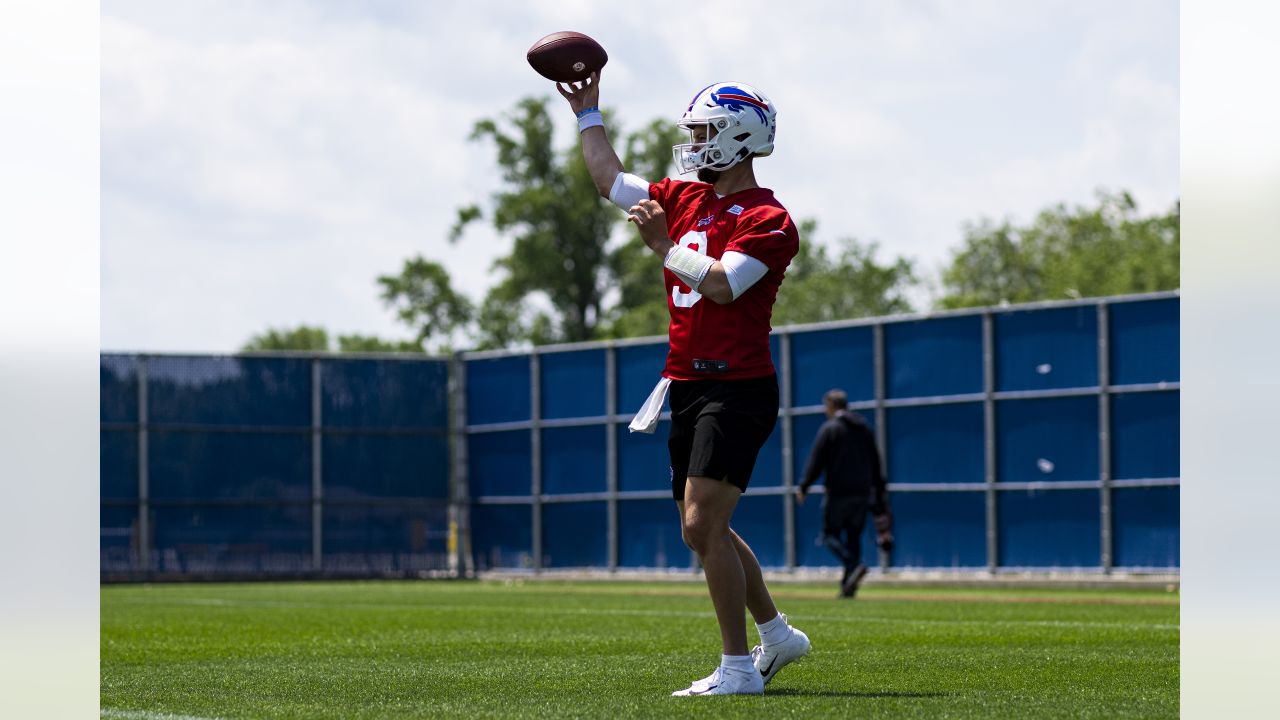 Buffalo Bills fans wait for autographs after practice at the NFL football  team's training camp in Pittsford, N.Y., Friday, July 28, 2023. (AP  Photo/Adrian Kraus Stock Photo - Alamy