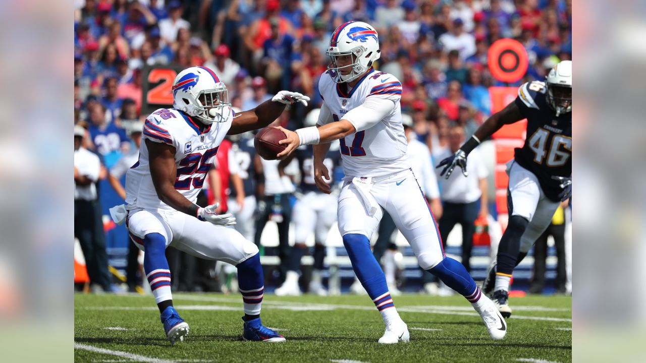 November 19, 2017 Buffalo Bills tight end Charles Clay #85 in action during  the football game between the Buffalo Bills and the Los Angeles Chargers at  the StubHub Center in Carson, California.