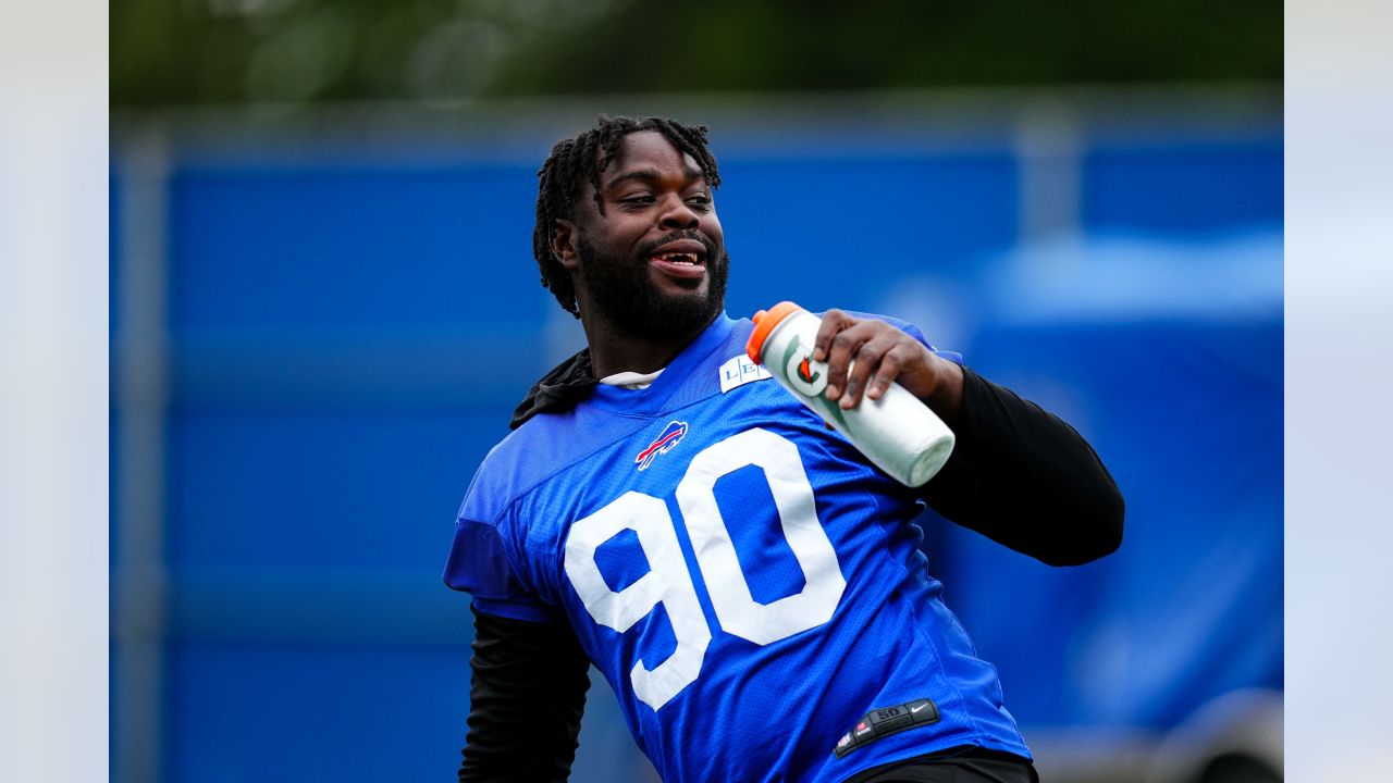 Buffalo Bills UDFA Alec Anderson celebrates joining team by chokeslamming  friend through table 