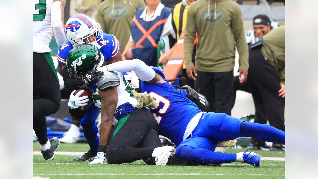 October 26, 2014: Buffalo Bills strong safety Da'Norris Searcy (25) runs  back the interception during the NFL game between the Buffalo Bills and the  New York Jets at MetLife Stadium in East