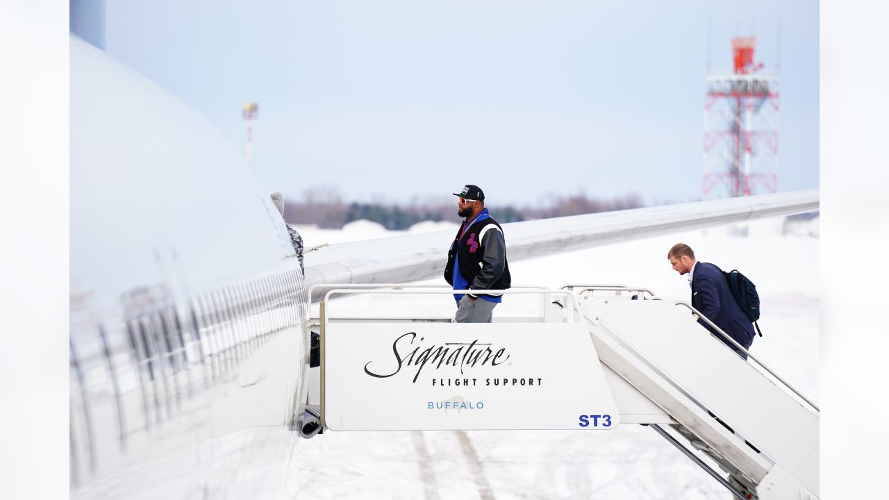 Police, team exec, fans helping Bills players get to airport during record  storm