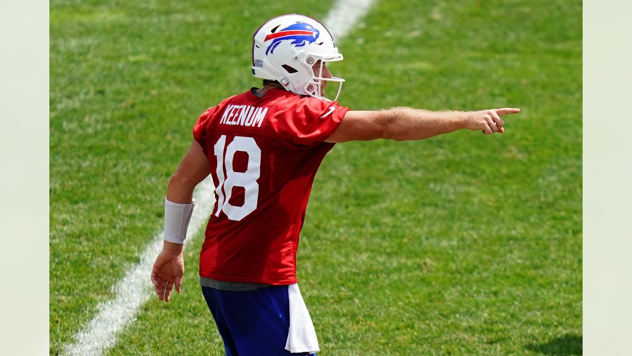 Buffalo Bills fullback Reggie Gilliam holds sports camp at Westland