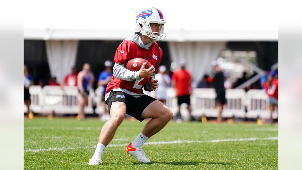 Buffalo Bills fullback, Westland grad Reggie Gilliam holds sports camp