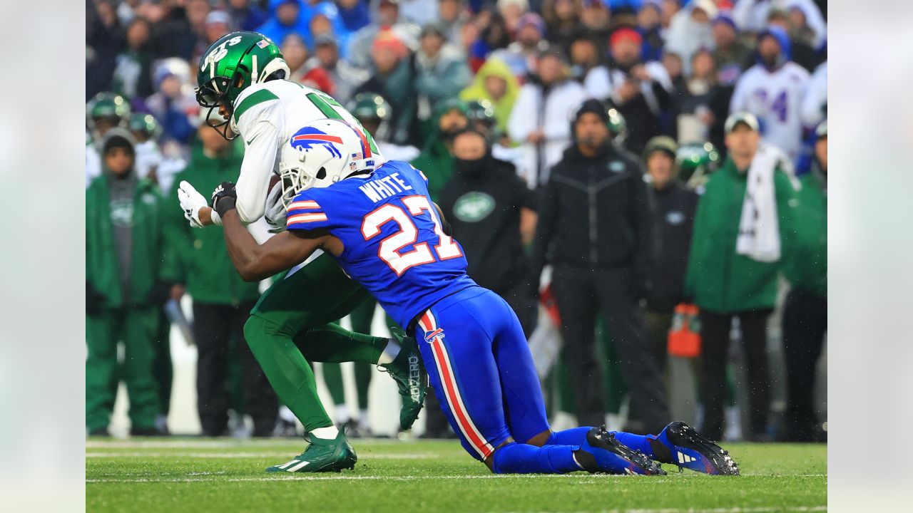 Buffalo Bills tight end Dawson Knox is tackled by Kansas City Chiefs safety  L'Jarius Sneed and teammates short of the goal line during the first half  of the NFL AFC championship football