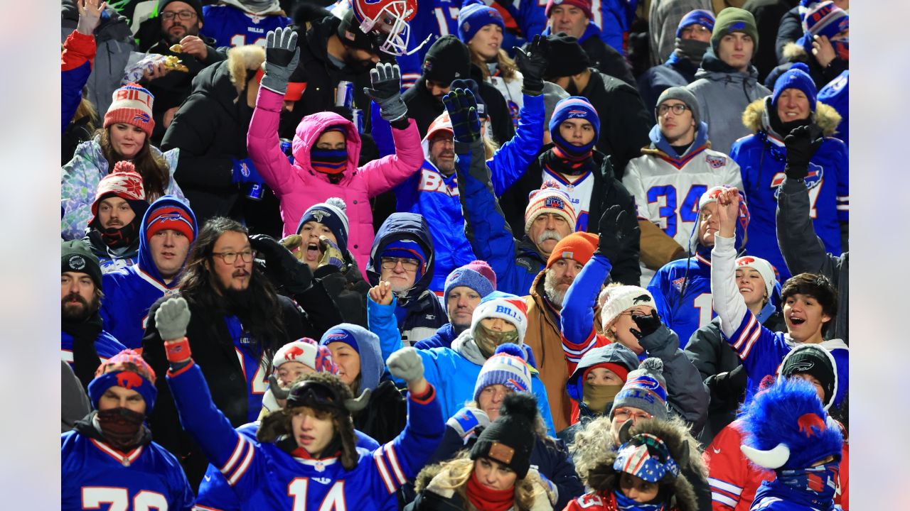 In snowy finish, Bills rally to beat Dolphins 32-29 on Tyler Bass'  game-winning FG