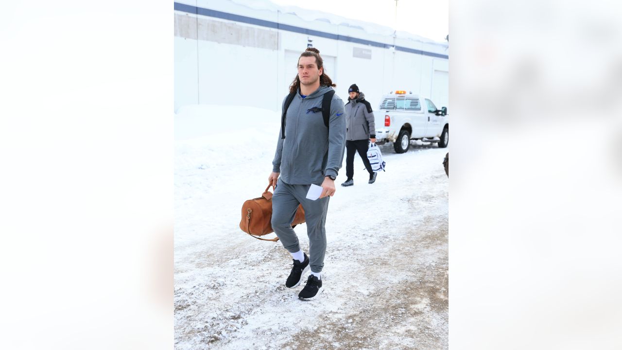 Bills fans help dig out players as team avoids snow disaster