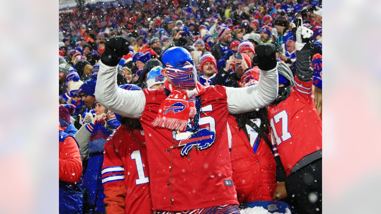 In snowy finish, Bills rally to beat Dolphins 32-29 on Tyler Bass'  game-winning FG