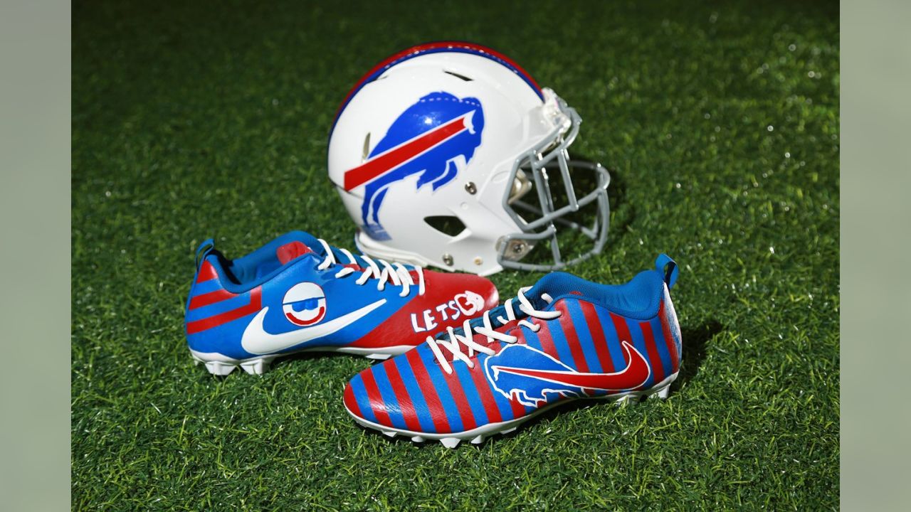 Buffalo Bills - Lorenzo Alexander wore firefighter friend's helmet