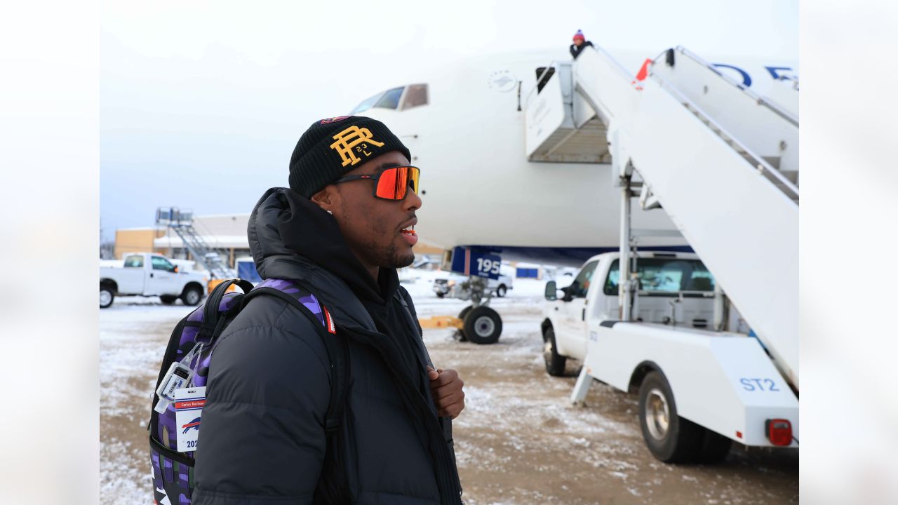 Bills fans help dig out players as team avoids snow disaster