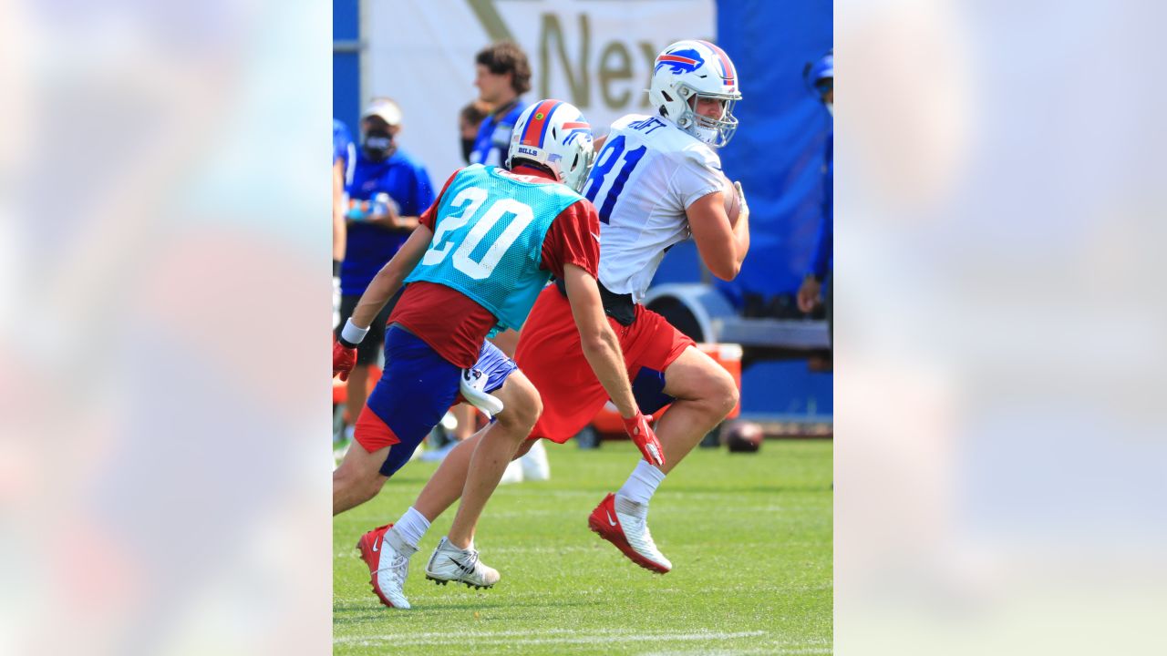 Jerry Hughes of Buffalo Bills confronts official after loss to Miami  Dolphins - ESPN