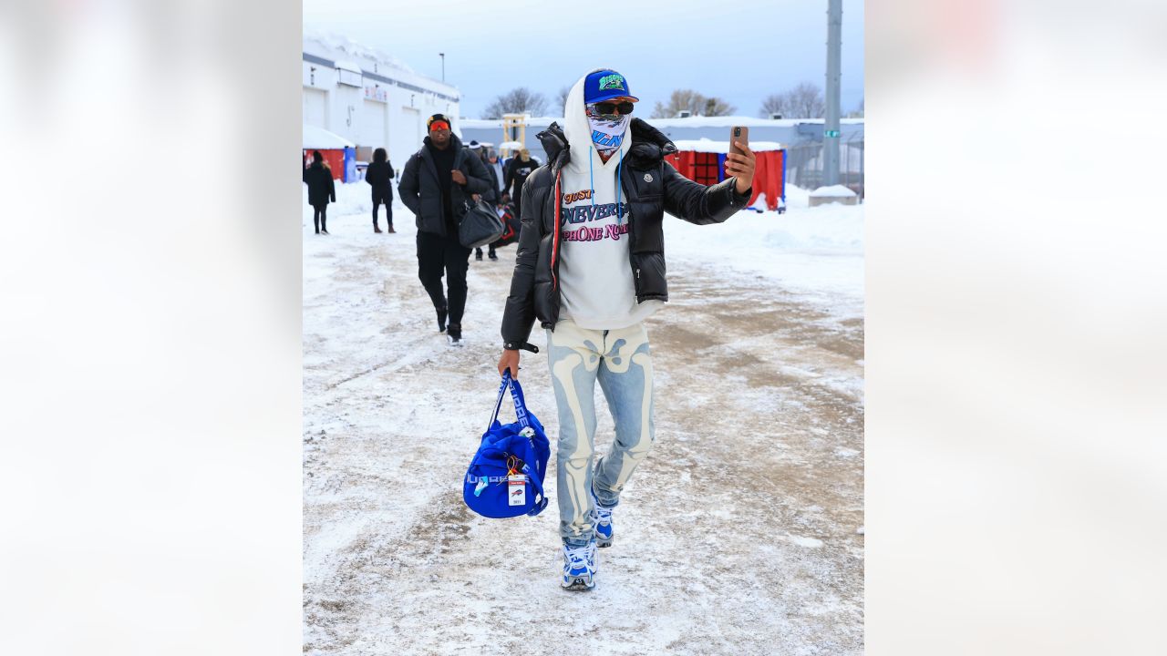 Police, team exec, fans helping Bills players get to airport during record  storm