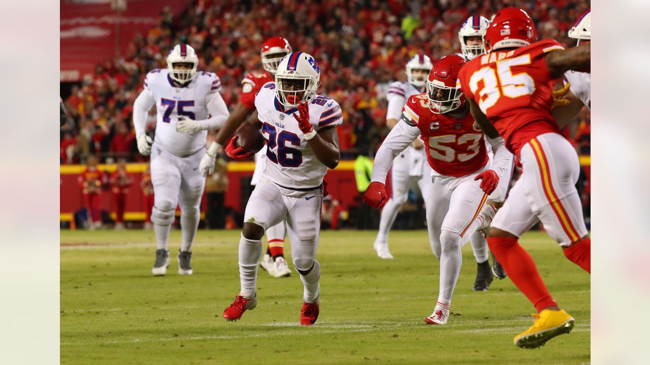 KANSAS CITY, MO - OCTOBER 16: Buffalo Bills center Mitch Morse (60)  communicates with his teammates during the game between the Kansas City  Chiefs and the Buffalo Bills on Sunday October 16