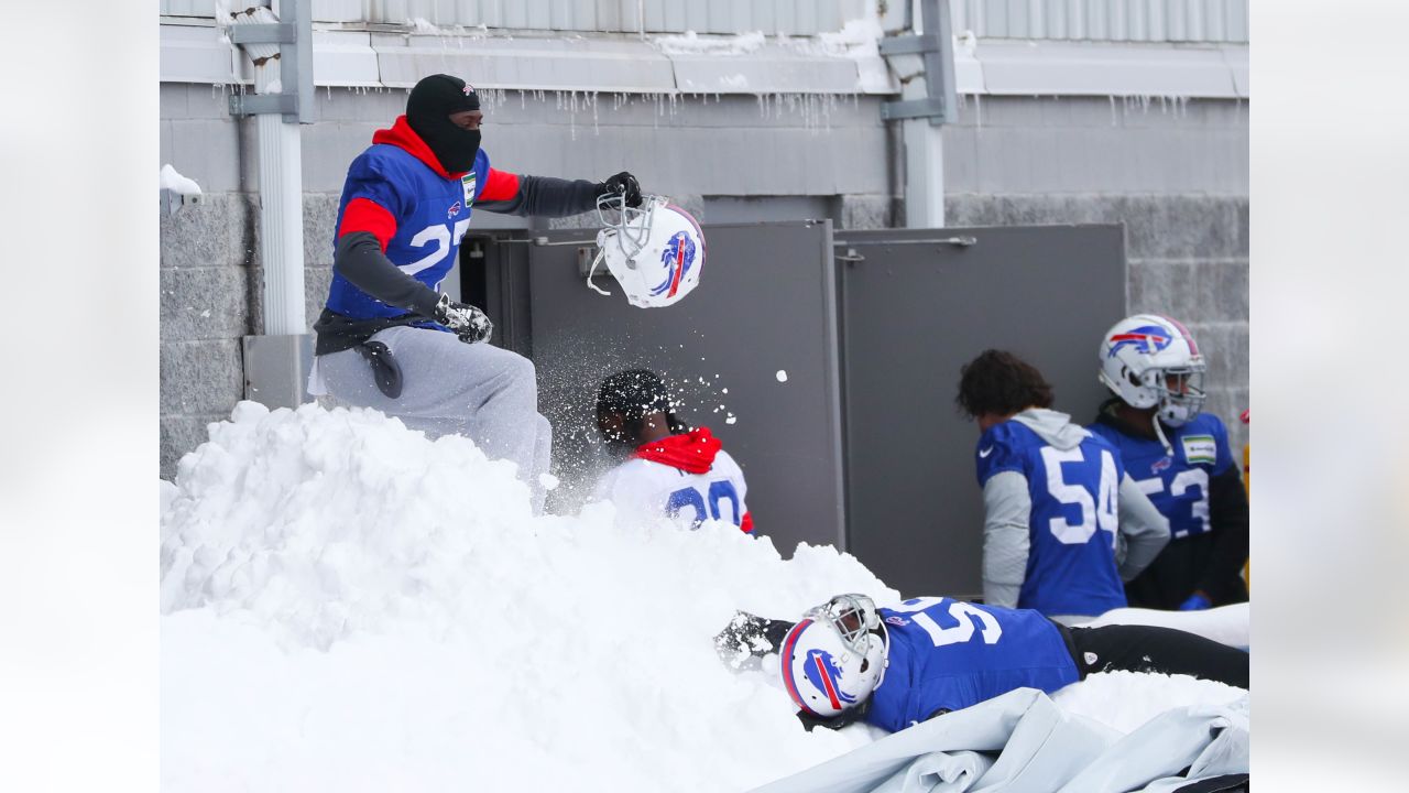 Diggs Goes from Snowboarding to Squid During Offseason Travels