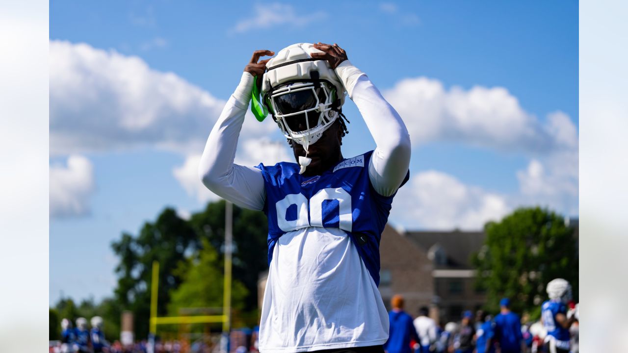 What Pros Wear: What Do NFL Defensive Lineman Wear? Here's the Helmets,  Cleats and Gloves Worn by NFL Starting DL in 2021 - What Pros Wear