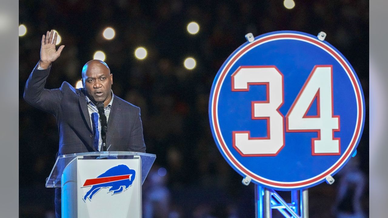 Shaq Lawson rocks Thurman Thomas Buffalo Bills jersey pre-game