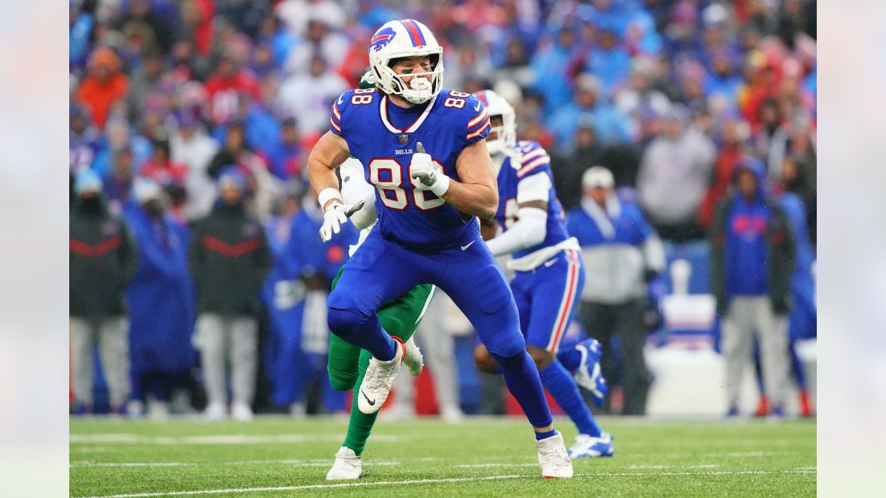 Buffalo Bills tight end Dawson Knox (88) scores a touchdown against New  England Patriots safety …