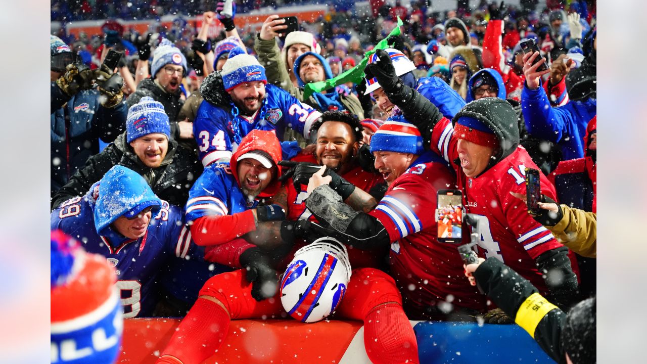 In snowy finish, Bills rally to beat Dolphins 32-29 on Tyler Bass' game-winning  FG