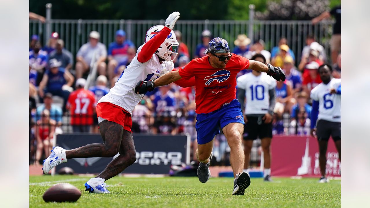 Reggie Gilliam of the Buffalo Bills runs the ball for a touchdown  Fotografía de noticias - Getty Images