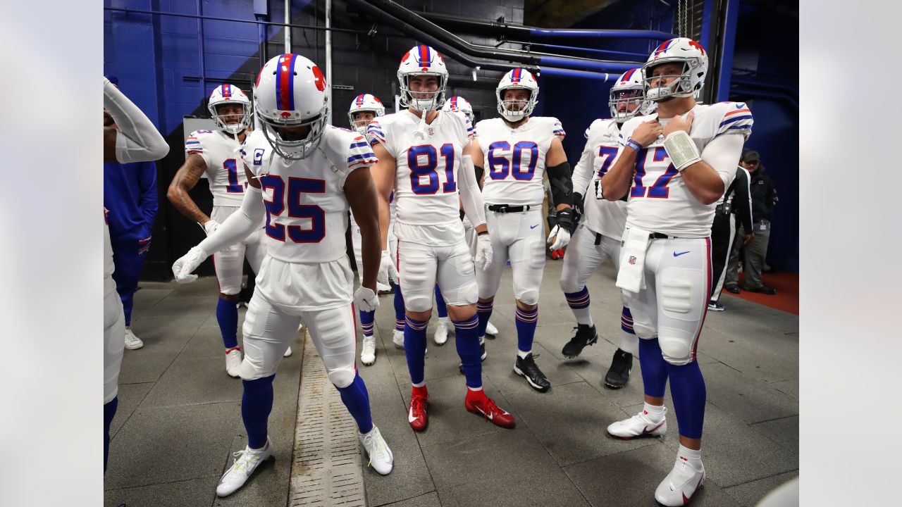 LOOK: Josh Allen, Buffalo Bills QB room dress as golfers for Halloween