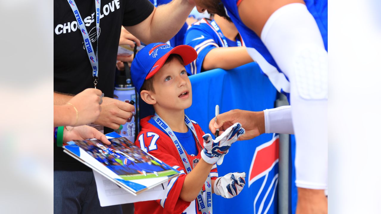 Damar Hamlin receives warm welcome from Bills fans at training camp