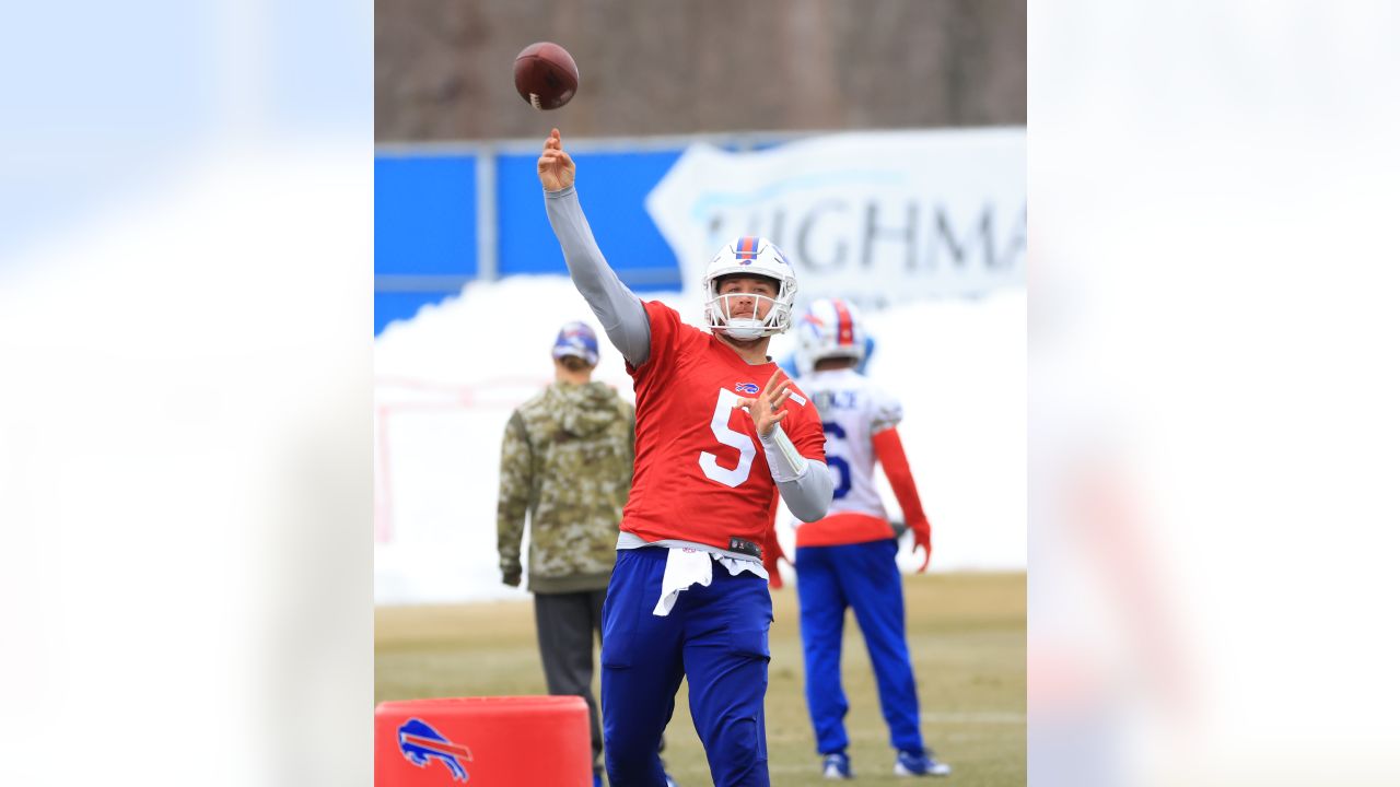 Ex-Wyoming teammates Josh Allen and Logan Wilson meet Monday night