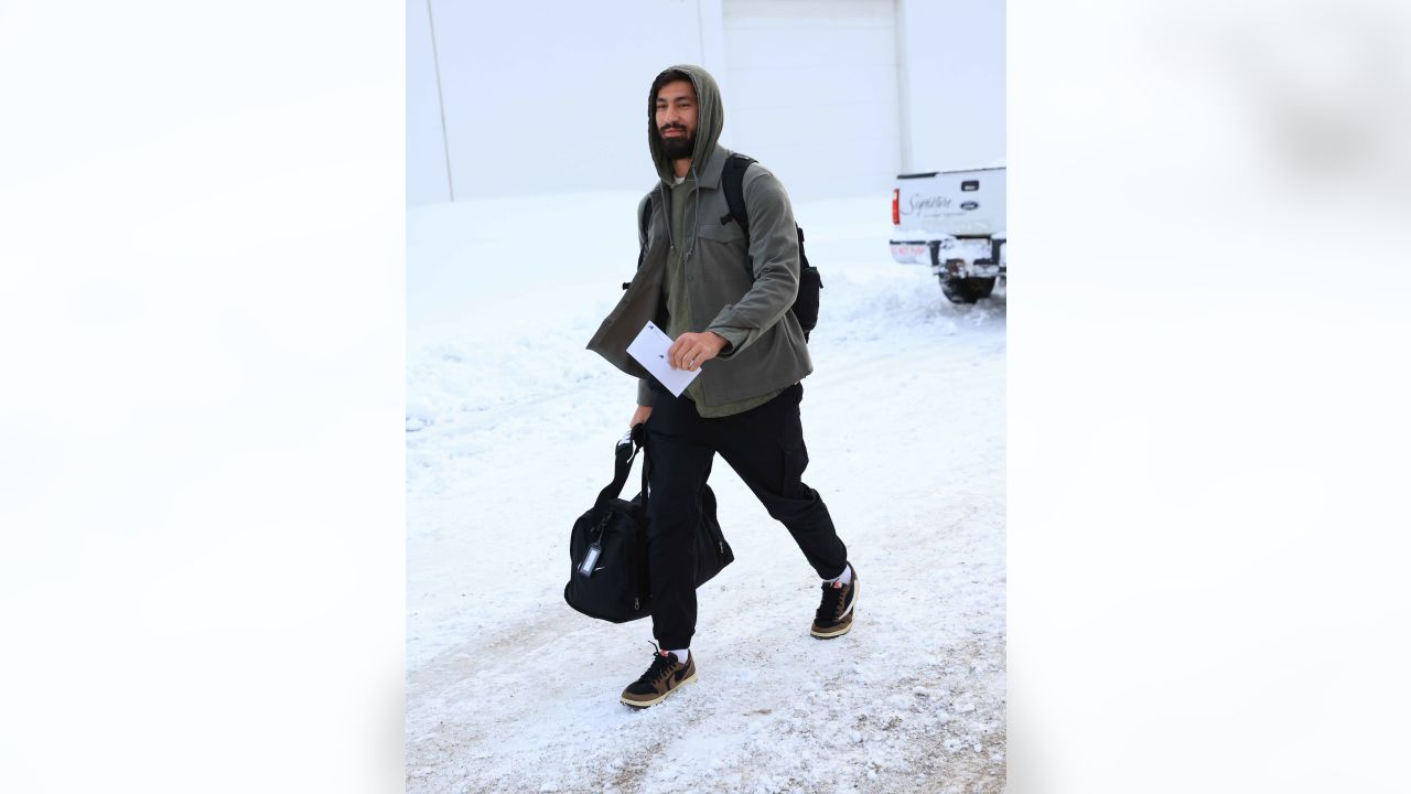 Buffalo Bills players get dug out of snow to take on Cleveland Browns