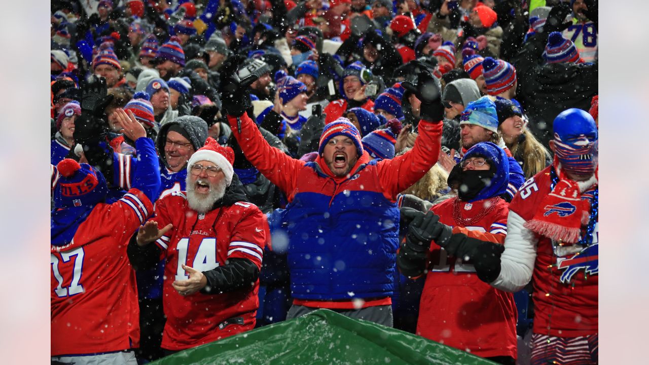 In snowy finish, Bills rally to beat Dolphins 32-29 on Tyler Bass