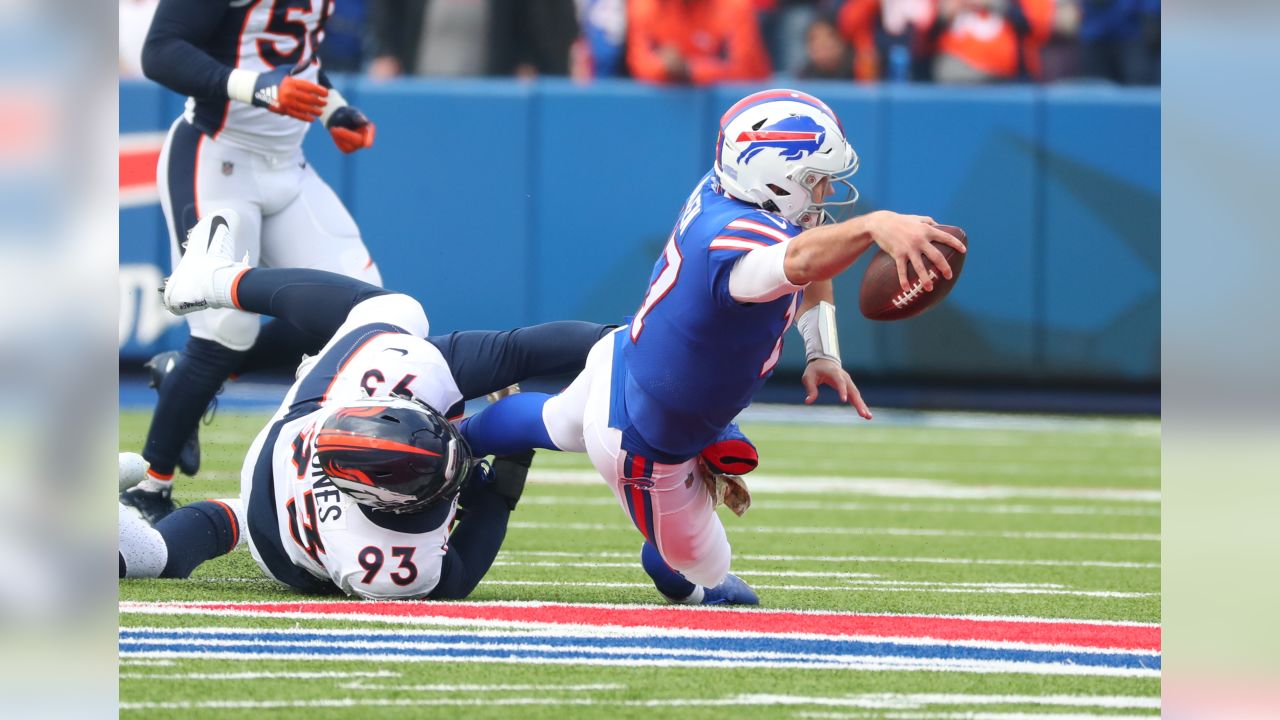 Buffalo Bills running back Thurman Thomas breaks through the News Photo  - Getty Images